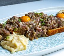 Тартар из говядины с муссом из пармезана