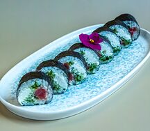 Ролл с тунцом и огурцом