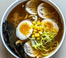 Мисо-рамен на курино-говяжьем бульоне с куриным рулетом