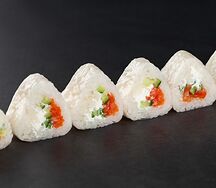 Ролл в рисовой бумаге с лососем и огурцом