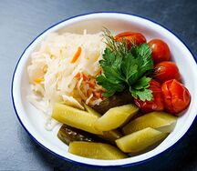 Закуска из квашеной капусты с маринованными огурцами и томатами