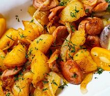 Жареная картошка с луком и сосисками