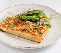 Большой блин с ветчиной, курицей и сыром