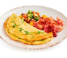 Омлет с беконом и сальсой