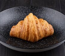 Круассан с соленой карамелью и кешью