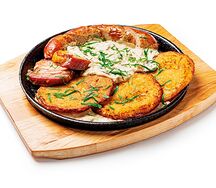 Драники с домашней колбаской, грудинкой и грибной мачанкой