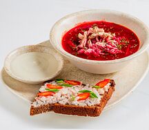 Борщ с закуской из сала
