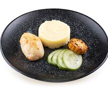 Куриная котлета с картофельным пюре и кукурузой