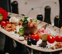 Буррата со стружкой хамона
