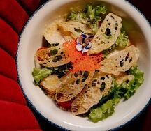 Салат с курицей и крутонами