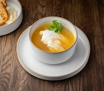 Куриный бульон, птитим и яйцо пашот