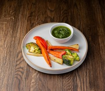 Печеные овощи и соус песто