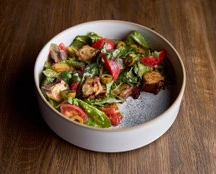 Салат с осьминогом, оливками и томатами