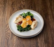 Сахалинские гребешки, крем из цветной капусты