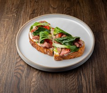 Брускетта с говядиной и соусом тоннато