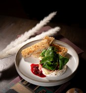 Запеченный камамбер, пак-чой и брусника