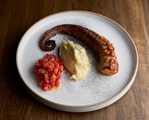 Осьминог Мисо и сальса из сладких томатов