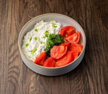 Сладкие томаты, эстрагоновый песто, страчателла