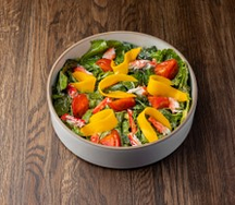 Салат с камчатским крабом, манго и томатами