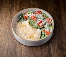 Салат с пастрами из индейки и сладкими томатами