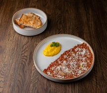 Тартар из вырезки, крем из перца, трюфель