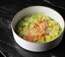 Ньокки, слабосоленый лосось и брокколи