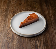 Шоколадный торт и ржаные чипсы