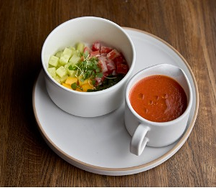 Гаспачо, камчатский краб и манго