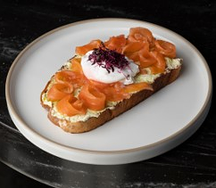 Брускетта с слабосоленым лососем, яйцо пашот