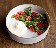 Буррата, шпинат и томаты