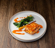 Лосось мисо с пастернаком и шпинатом