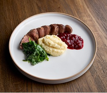 Вырезка из оленины, пастернак и брусника