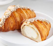 Круассан с сыром и томатами