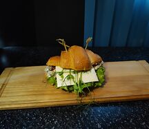 Круассан с грибами и курицей