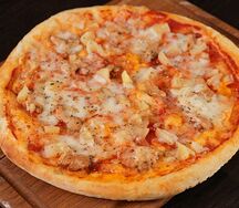 Пицца с курицей и ананасом