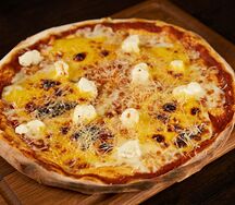 Пицца сырная с мёдом
