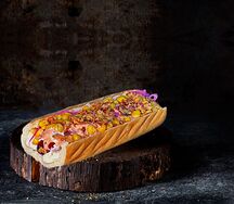 Хот-дог с луком и кукурузой