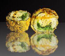 Жареный ролл с курицей и чукой