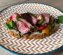 Брускетта с ростбифом