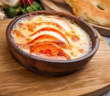 Жаренный Сулугуни с помидорами на кеци