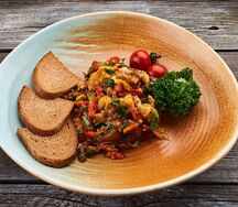 Салат из запеченных овощей на мангале