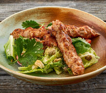 Салат Цезаридзе с люля-кебабом из курицы