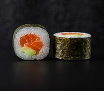 Маки лосось и авокадо