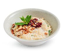 Булгур с орехами и вяленой клюквой