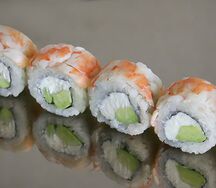 Уромаки с креветкой и авокадо