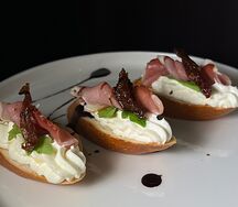 Брускетта с Пармской ветчиной и сливочным муссом