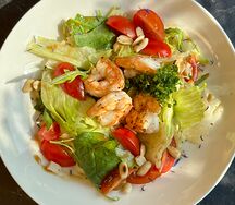 Салат с королевскими креветками и медово-горчичным соусом