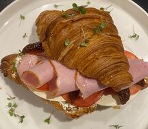 Круассан с ветчиной и вялеными томатами