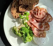 Яйца пашот с беконом и брокколи со сливочным муссом