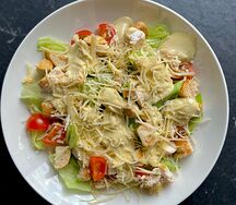 Салат Цезарь с курицей